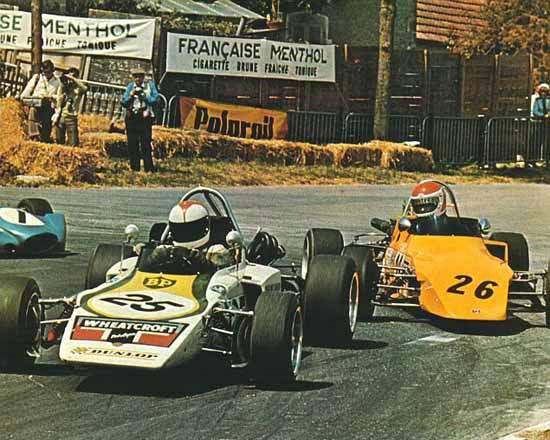 Brise (#26) battles with Roger Williamson (#25) at La Châtre.